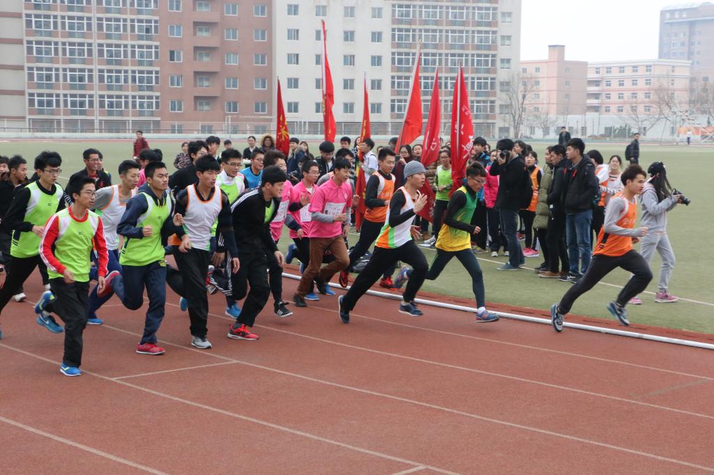 长跑比赛展现了青年学子的青春与活力