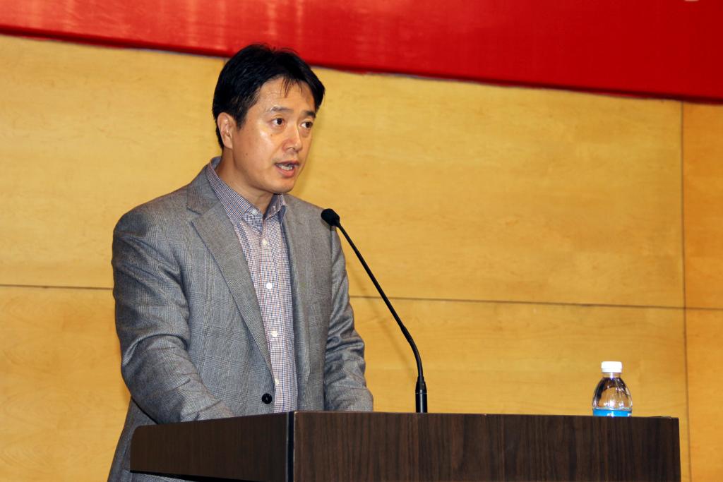 杨斌副院长宣读伟德
决定和获奖集体及获奖个人名单