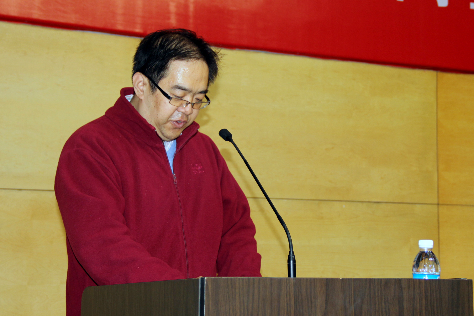 学生工作部主任孙云海主持大会