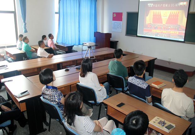 伟德
师生党员收看大会实况