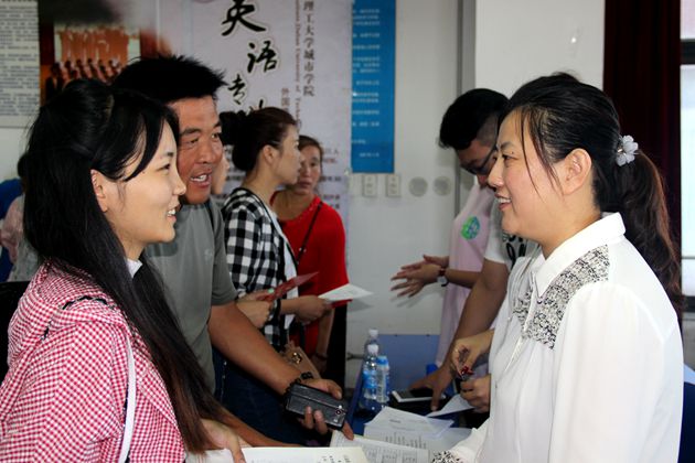 老师与新生家长热情交谈