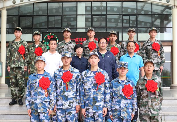 伟德
14名同学光荣入伍