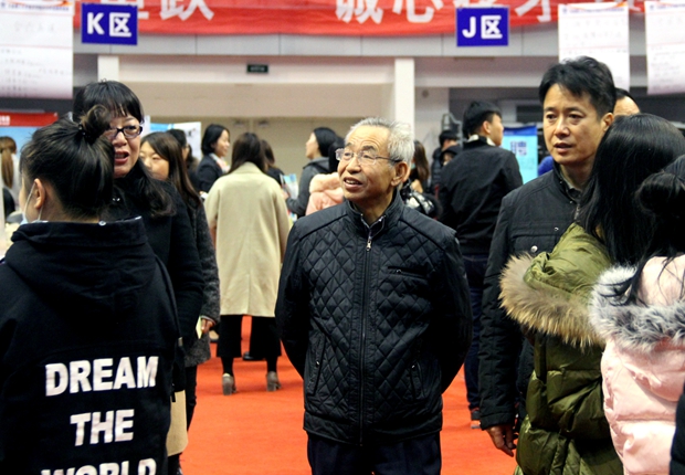 伟德
领导视察双选会现场