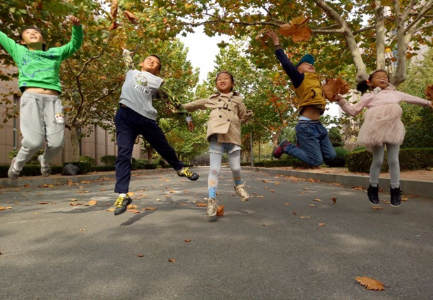 小朋友们参加伟德
“校园嘉年华”活动