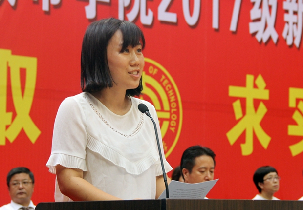 教师代表曲宁发言