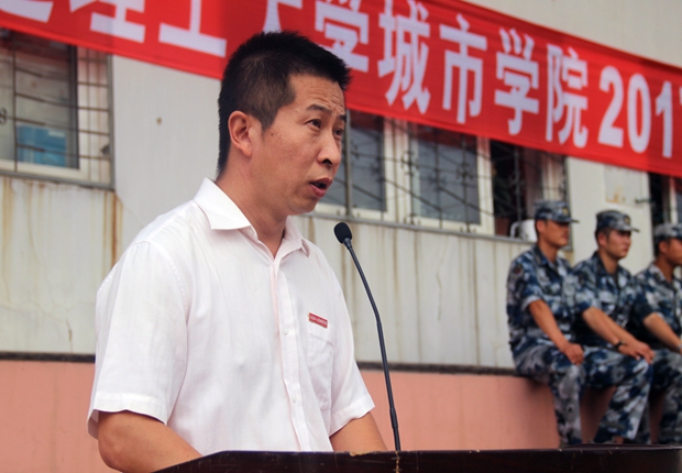 大会由任大鹏老师主持