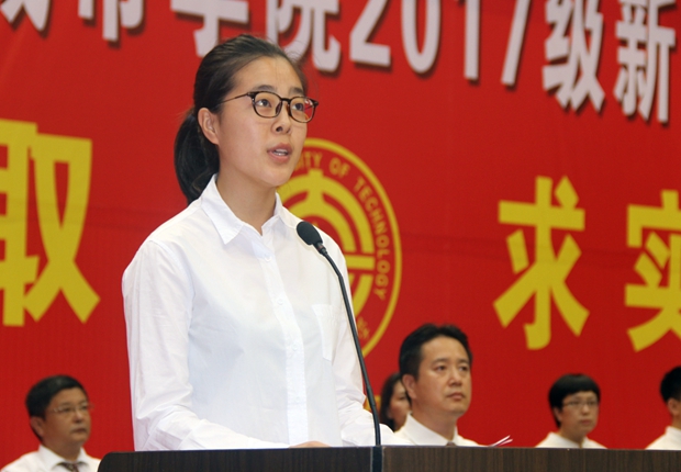 在校生代表王艺锦发言