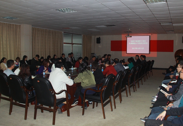 代表候选人与伟德
选民代表见面