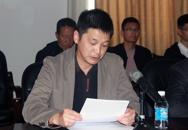 候选人尹晓峰作自我介绍及陈述