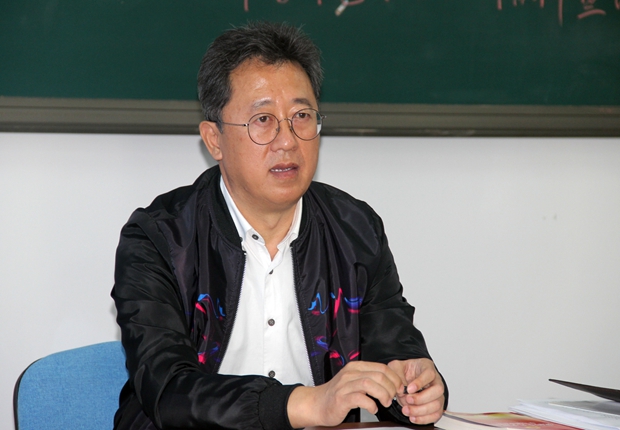 郭玉铸书记为建筑工程伟德
全体教师宣讲