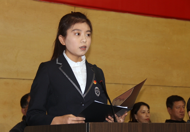 获奖学生代表董静雨发言