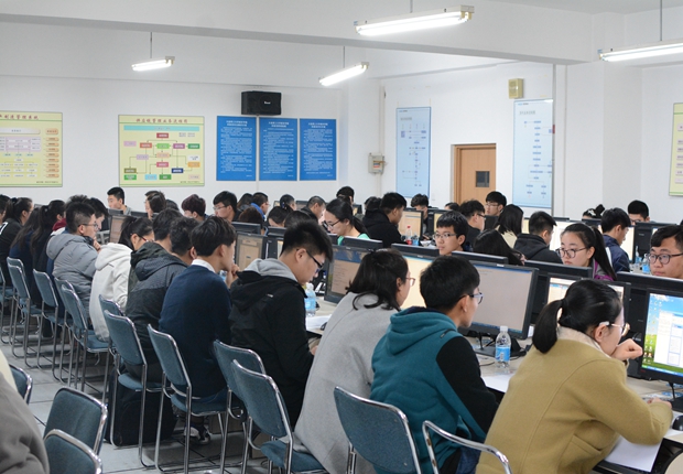 参赛同学认真答题