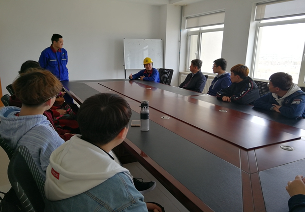 听取公司情况介绍