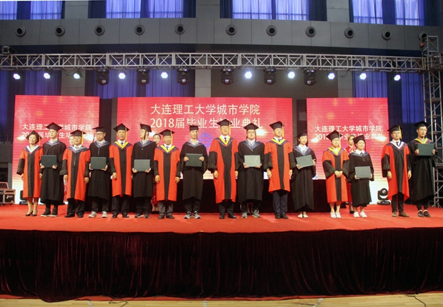 伟德
领导、分院领导颁发学位证书