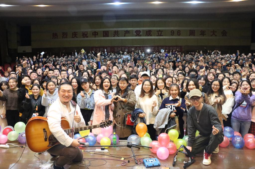 观众与歌手合影