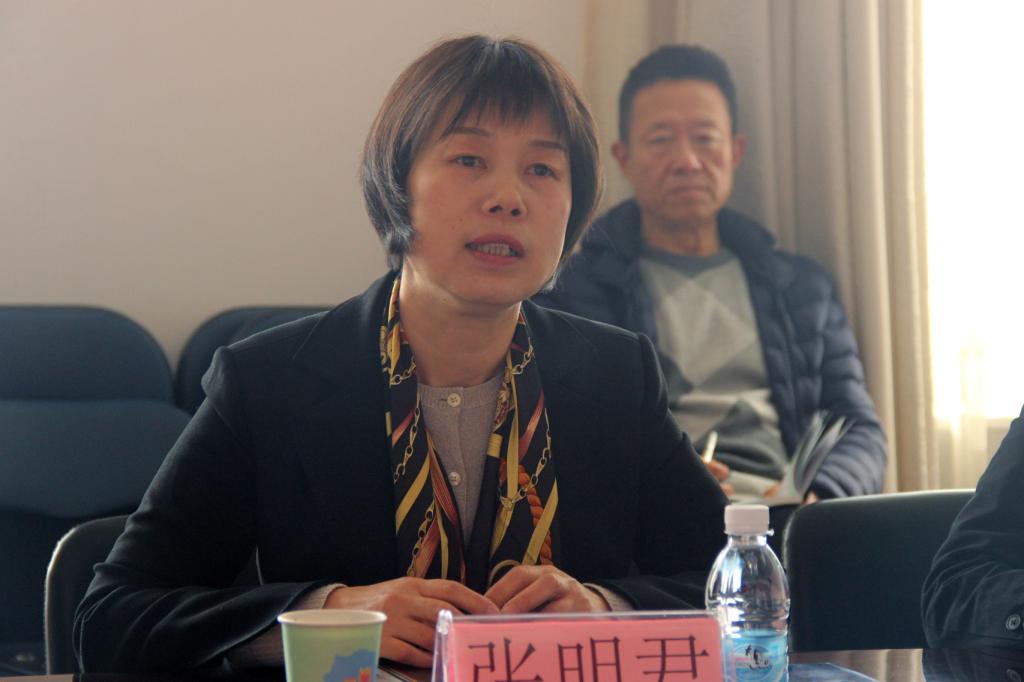 张明君副院长向客人介绍伟德概况