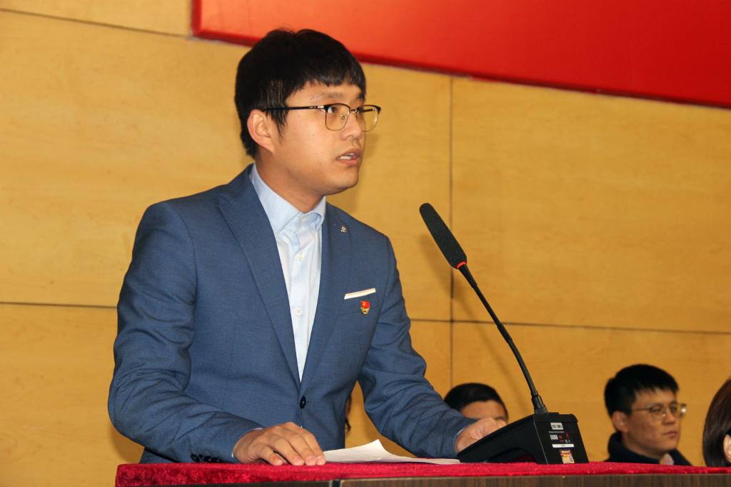 学生工作部副主任刘学奇主持会议