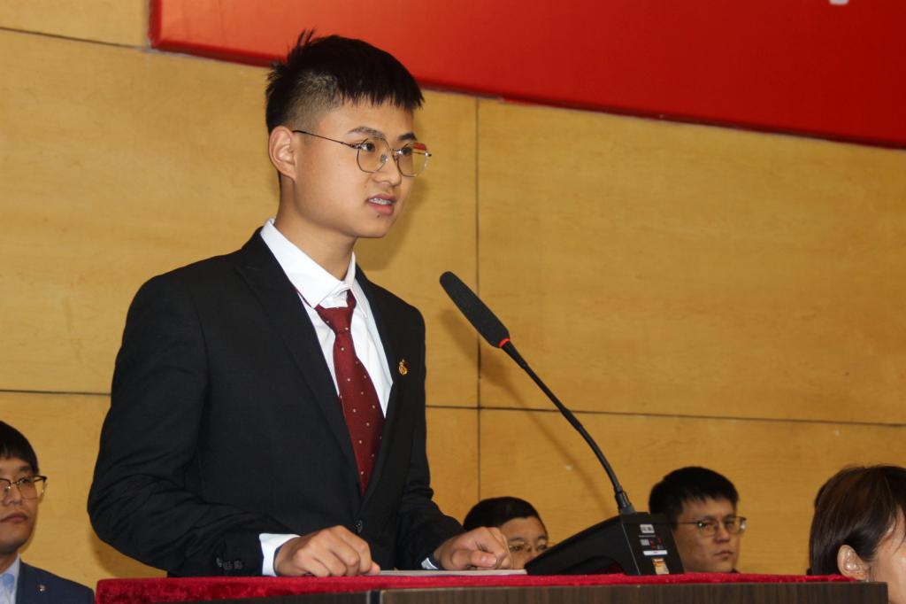 新生代表尹晨宵发言
