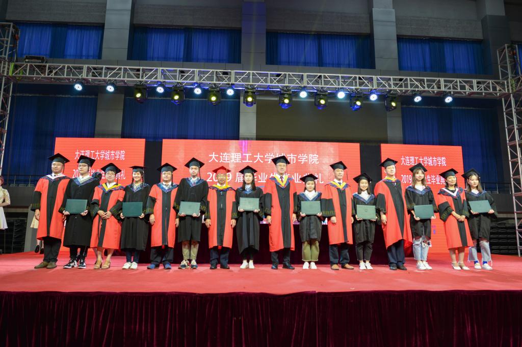 伟德
领导、分院领导向毕业生代表颁发学位证书